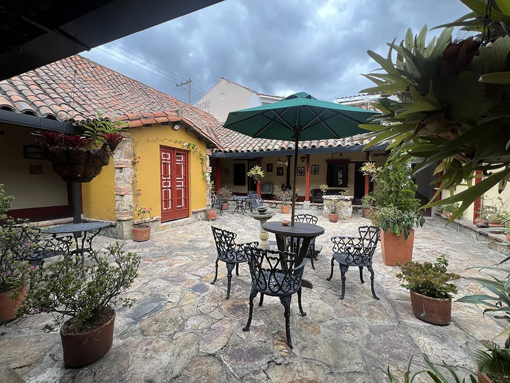 Patio interior colonial del Hotel Cacique Real